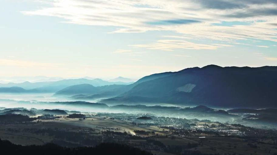 Môi trường văn phòng công nghệ AI với biểu đồ