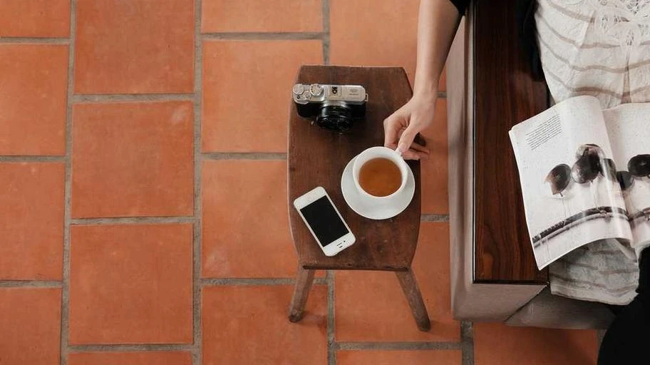 Phòng nghiên cứu hiện đại với các xu hướng AI.